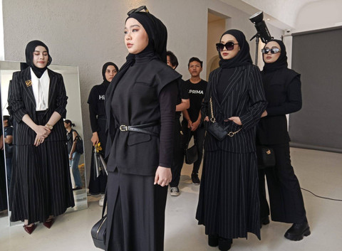 Blazer Minimalis Nan Elegan Karya Kolaborasi Selebgram dan Desainer Surabaya