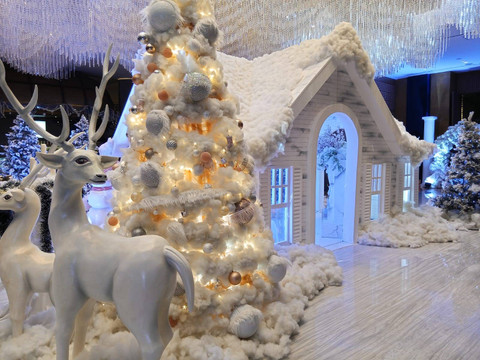 Sambut Natal, Lobi Hotel di Surabaya Berhias Hutan Pinus Berselimut Salju