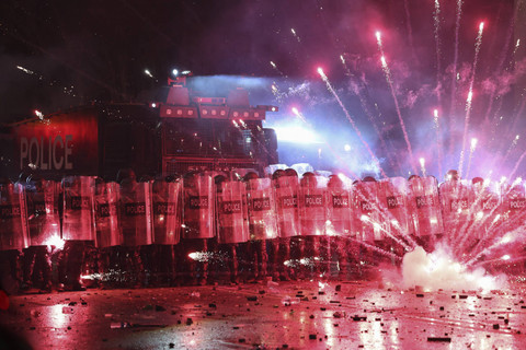 Polisi mencoba membubarkan para pengunjuk rasa dalam sebuah demonstrasi menentang keputusan pemerintah untuk menunda pembicaraan keanggotaan Uni Eropa, di dekat gedung Parlemen di pusat kota Tbilisi pada tanggal 30 November 2024. Foto: Giorgi Arjevanidze/AFP