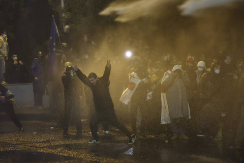 Seorang aktivis ikut serta dalam demonstrasi menentang keputusan pemerintah untuk menunda pembicaraan keanggotaan Uni Eropa, di dekat gedung Parlemen di pusat kota Tbilisi pada tanggal 30 November 2024. Foto: Giorgi Arjevanidze/AFP