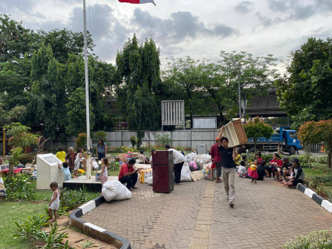 Relokasi warga kolong Jembatan Jalan Inspeksi Kanal Barat ke Rusun Rawa Buaya, Sabtu (30/11/2024). Foto: Ghifari/kumparan 