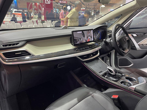 PT Aletra Mobil Nusantara meluncurkan mobil listrik perdananya, Aletra L8 EV dan L8s EV di GJAW 2024. Foto: Sena Pratama/kumparan