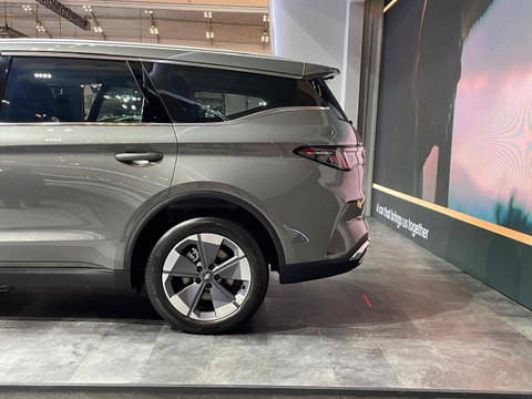 PT Aletra Mobil Nusantara meluncurkan mobil listrik perdananya, Aletra L8 EV dan L8s EV di GJAW 2024. Foto: Sena Pratama/kumparan