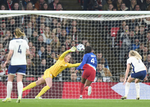 Kiper Amerika Serikat, Alyssa Naeher menghentikan tendangan ke arah gawang pada pertandingan Persahabtan Internasional antara Amerika Serikat melawan Inggris di Stadion Wembley, Sabtu (30/11/2024). Foto: Peter van den Berg-USA TODAY Sports via REUTERS 
