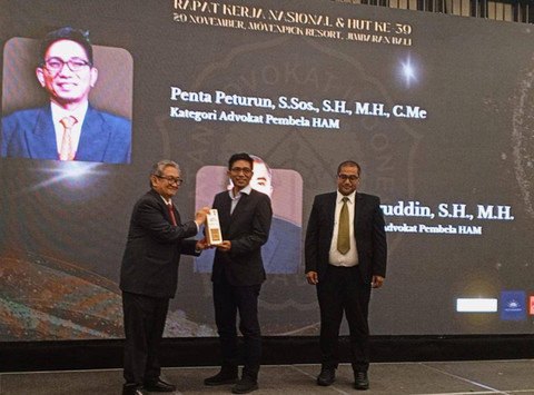 Ketua DPD IKADIN Lampung, Penta Peturun dan Bendahara DPD IKADIN Lampung, Esmail Newawi saat menerima penghargaan pada Ikadin Award 2024. | Foto : Ist