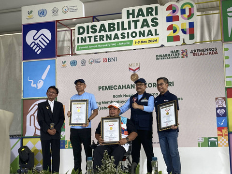 Museum Rekor Indonesia memberikan penghargaan kepada BNI Agen 46, Perkumpulan Penyandang Disabilitas Indonesia dan Kemensos pada Hari Disabilitas Internasional, di Taman Ismail Marzuki, Jakarta Pusat, Minggu (1/12/2024). Foto: Alya Zahra/Kumparan