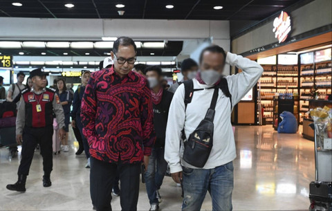 Direktur Perlindungan WNI dan BHI Kemlu, Judha Nugraha bersama 21 WNI korban TPPO di Myanmar yang berhasil kembali ke Indonesia, Sabtu (30/11/2024). Foto: Dok. Kemlu RI