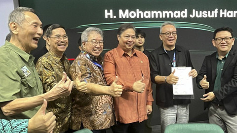 Bos Jalan Tol Jusuf Hamka SPK 150 unit Aletra L8 EV di GJAW 2024. Foto: Fitra Andrianto/kumparan