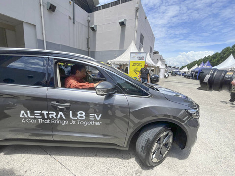 Menko Perekonomian Airlangga Hartarto mencoba Aletra L8 EV. Foto: Fitra Andrianto/kumparan