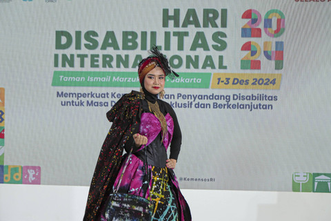 Para penyandang disabilitas intelektual berjalan di panggung mengenakan Batik Ciprat saat gelaran acara Hari Disabilitas Internasional 2024 di Taman Ismail Marzuki, Jakarta, Minggu (1/12/2024). Foto: Iqbal Firdaus/kumparan