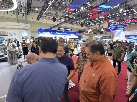 Menko Perekonomian Airlangga Hartarto hadir di pameran GJAW 2024. Foto: Fitra Andrianto/kumparan