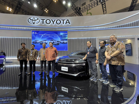 Menko Perekonomian Airlangga Hartarto hadir di pameran GJAW 2024. Foto: Fitra Andrianto/kumparan