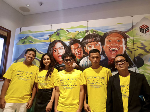 Makuboys, Sahila Hisyam, dan sutradara Ody C Harahap, dalam special screening film Konco-konco Edan, XXI Metropole, Cikini, Jakarta Pusat, Jumat (29/12/2024). Foto: Giovanni/kumparan
