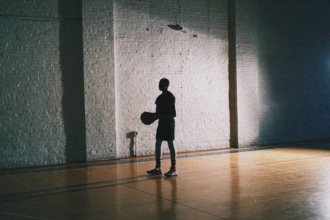 Berat peluru untuk putra adalah. Foto hanya ilustrasi. Sumber foto: Unsplash/Tom Pottiger