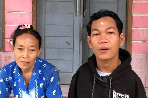 Didampingi ibunya, IWAS alias Agus memberikan keterangan kepada wartawan tentang kasus dugaan pelecehan seksual fisik yang dihadapinya. Foto: kumparan