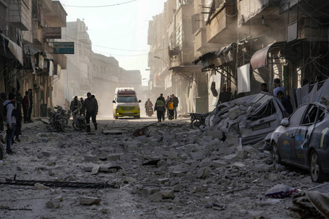 Kondisi usai serangan udara yang menargetkan sebuah lingkungan di kota Idlib, Suriah, Minggu (1/12/2024). Foto: MUHAMMAD HAJ KADOUR / AFP