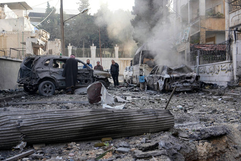 Kondisi usai serangan udara yang menargetkan sebuah lingkungan di kota Idlib, Suriah, Minggu (1/12/2024). Foto: MUHAMMAD HAJ KADOUR / AFP
