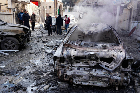 Kondisi usai serangan udara yang menargetkan sebuah lingkungan di kota Idlib, Suriah, Minggu (1/12/2024). Foto: MUHAMMAD HAJ KADOUR / AFP