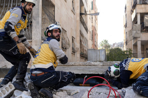 Kondisi usai serangan udara yang menargetkan sebuah lingkungan di kota Idlib, Suriah, Minggu (1/12/2024). Foto: MUHAMMAD HAJ KADOUR / AFP