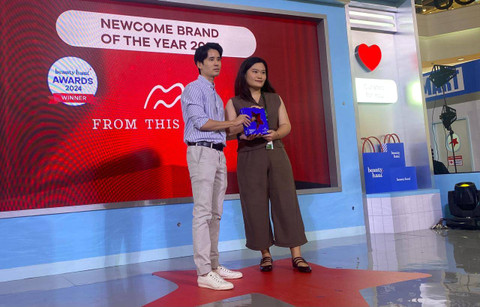 Penghargaan Newcomer Brand of the Year dimenangkan oleh From This Island di Beautyhaul Awards 2024 di Kota Kasablanka, Jakarta Selatan, Rabu (27/11/2024). Foto: Judith Aura/kumparan