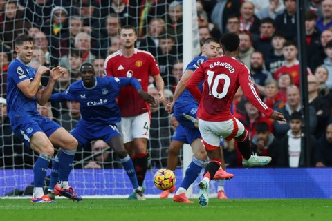 Pemain Manchester United Marcus Rashford mencetak gol ke gawang Everton pada pertandingan Liga Inggris di Old Trafford, Manchester, Inggris, Minggu (1/12/2024). Foto: Lee Smith/REUTERS 
