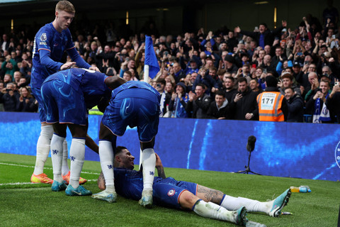 Selebrasi pemain Chelsea usai mencetak gol ke gawang Aston Villa pada pertandingan Liga Inggris di Stamford Bridge, London, Inggris, Minggu (1/12/2024). Foto: Ian Walton /REUTERS