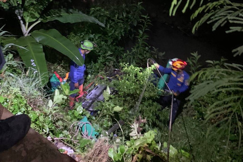 Damkar evakuasi pengendara motor jatuh ke kali. Foto: Damkar Depok