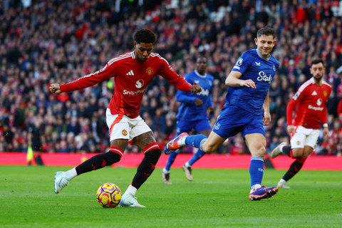 Pemain Manchester United Marcus Rashford mencetak gol ke gawang Everton pada pertandingan Liga Inggris di Old Trafford, Manchester, Inggris, Minggu (1/12/2024). Foto: Molly Darlington/REUTERS