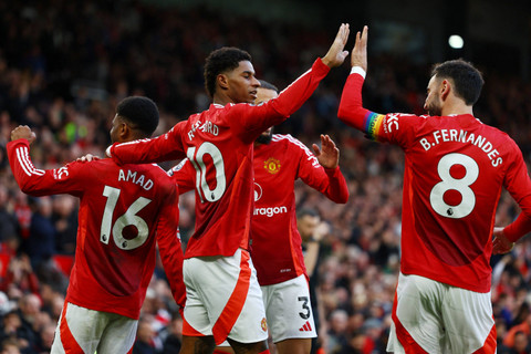 Selebrasi pemain Manchester United Marcus Rashford usai mencetak gol ke gawang Everton pada pertandingan Liga Inggris di Old Trafford, Manchester, Inggris, Minggu (1/12/2024). Foto: Molly Darlington/REUTERS