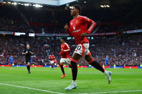 Selebrasi pemain Manchester United Marcus Rashford usai mencetak gol ke gawang Everton pada pertandingan Liga Inggris di Old Trafford, Manchester, Inggris, Minggu (1/12/2024). Foto: Molly Darlington/REUTERS
