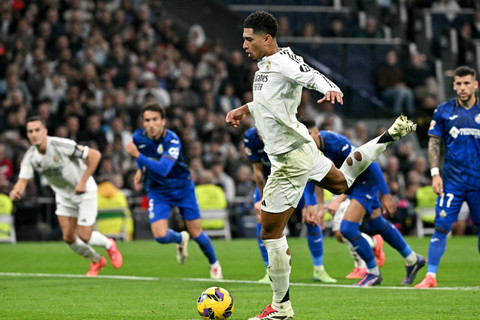 Pemain Real Madrid Jude Bellingham mencetak gol ke gawang Getafe pada pertandingan Liga Spanyol di  Santiago Bernabeu, Madrid, Spanyol, Minggu (1/12/2024). Foto: Javier SORIANO / AFP