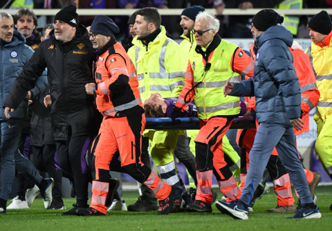 Edoardo Bove kolaps lalu ditandu keluar di tengah laga Fiorentina vs Inter Milan dalam pekan ke-14 Liga Italia 2024/25 di Stadion Artemio Franchi, Minggu (1/12) malam WIB. Foto: TIZIANA FABI / AFP