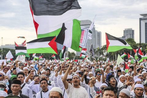 Massa aksi melakukan takbir saat mengikuti reuni 212 di Silang Monas, Jakarta, Senin (2/12/2024). Foto: Asprilla Dwi Adha/ANTARA FOTO