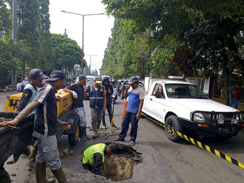 Aspal amblas di jalan Dago, Coblong, Bandung, Senin (2/12/2024). Foto: Robby Bouceu/kumparan