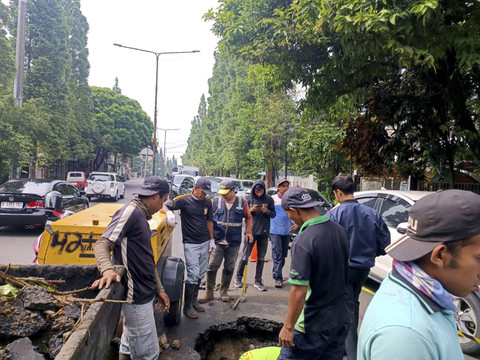 Aspal amblas di jalan Dago, Coblong, Bandung, Senin (2/12/2024). Foto: Robby Bouceu/kumparan