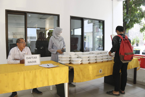 Mahasiswa Fisipol UGM yang hari ini menjalani ujian akhir semester (UAS) mendapat sarapan dan susu gratis dari fakultas. Foto: Dok. Fisipol UGM