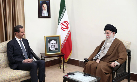  Pemimpin tertinggi Iran, Pemimpin Tertinggi Ayatollah Ali Khamenei, kanan, berbicara dengan Presiden Suriah Bashar Assad dalam sebuah pertemuan di Teheran, Iran, Kamis, 30 Mei 2024. Foto: Office of the Iranian Supreme Leader via AP, File