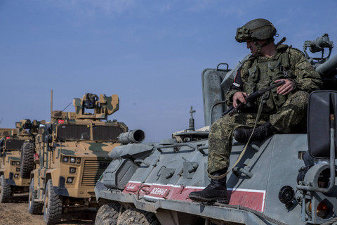  Patroli Turki dan Rusia terlihat di dekat kota Darbasiyah, Suriah, Jumat, 1 November 2019. Foto: Baderkhan Ahmad