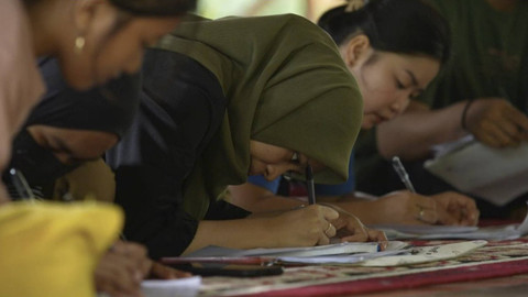 Mulai dari anak-anak SD sampai dewasa, semua bisa belajar di sini. Foto: Amrizal Papua/kumparan