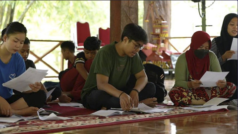 Mulai dari anak-anak SD sampai dewasa, semua bisa belajar di sini. Foto: Subhan Zainuri/kumparan