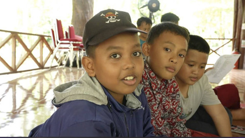 Akbar (kiri) bersama teman-teman belajar bahasa Mandarin. Foto: Amrizal Papua/kumparan