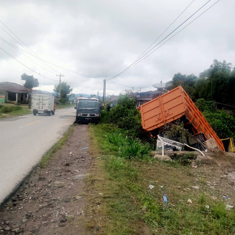 Truk tronton seruduk truk canter di Kabupaten Dairi, Sumut, pada Senin (2/12). Foto: Dok. Polres Dairi