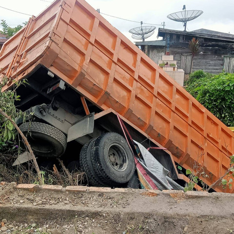 Truk tronton seruduk truk canter di Kabupaten Dairi, Sumut, pada Senin (2/12). Foto: Dok. Polres Dairi