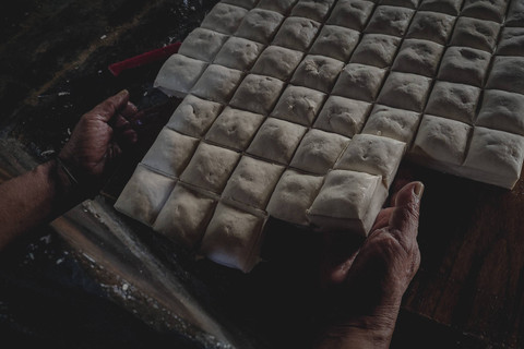 Pekerja menyelesaikan pengolahan kedelai menjadi tahu di kawasan Duren Tiga, Jakarta Selatan, Selasa (3/12/2024). Foto: Jamal Ramadhan/kumparan
