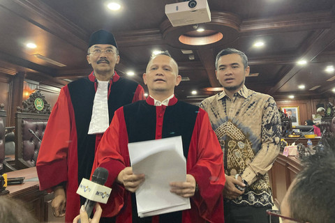 Ketua MKD DPR RI Nazaruddin Dek Gam bersama Wakil Ketua MKD DPR RI Agung Widyantoro menjawab pertanyaan wartawan usai Sidang MKD Nuroji di Ruang Sidang MKD, Jakarta Pusat, Selasa (3/12/2024). Foto: Alya Zahra/Kumparan