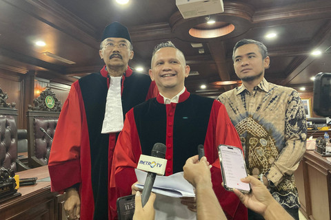Ketua MKD DPR RI Nazaruddin Dek Gam bersama Wakil Ketua MKD DPR RI Agung Widyantoro menjawab pertanyaan wartawan usai Sidang MKD Nuroji di Ruang Sidang MKD, Jakarta Pusat, Selasa (3/12/2024). Foto: Alya Zahra/Kumparan