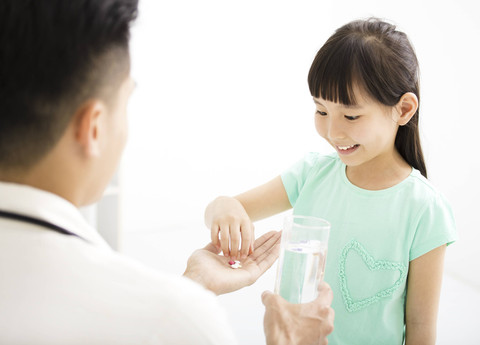 Ilustrasi Anak Minum Obat. Foto: Tom Wang/Shutterstock