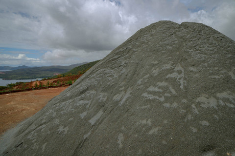 Ada detail pasir terak nikel. Foto: Jamal Ramadhan/Kumparan