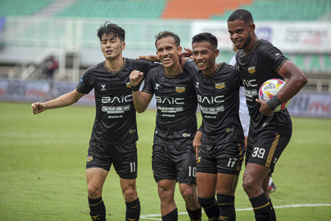 Pemain Dewa United Egy Maulana Vikri (kedua kiri) melakukan selebrasi dengan rekan setimnya setelah mencetak gol ke gawang PSS Sleman dalam pertandingan BRI Liga 1 di Stadion Pakansari, Kabupaten Bogor, Jawa Barat, Selasa (3/12/2024). Foto: Yulius Satria Wijaya/ANTARA FOTO