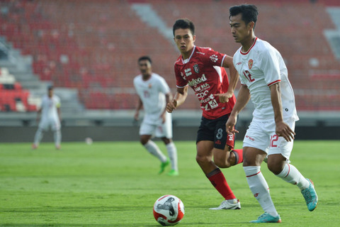 Pemain Timnas Indonesia Pratama Arhan berusaha melewati pemain Bali United saat pertandingan uji coba di Stadion Kapten I Wayan Dipta, Gianyar, Bali, Selasa (3/12/2024). Foto: Fikri Yusuf/ANTARA FOTO